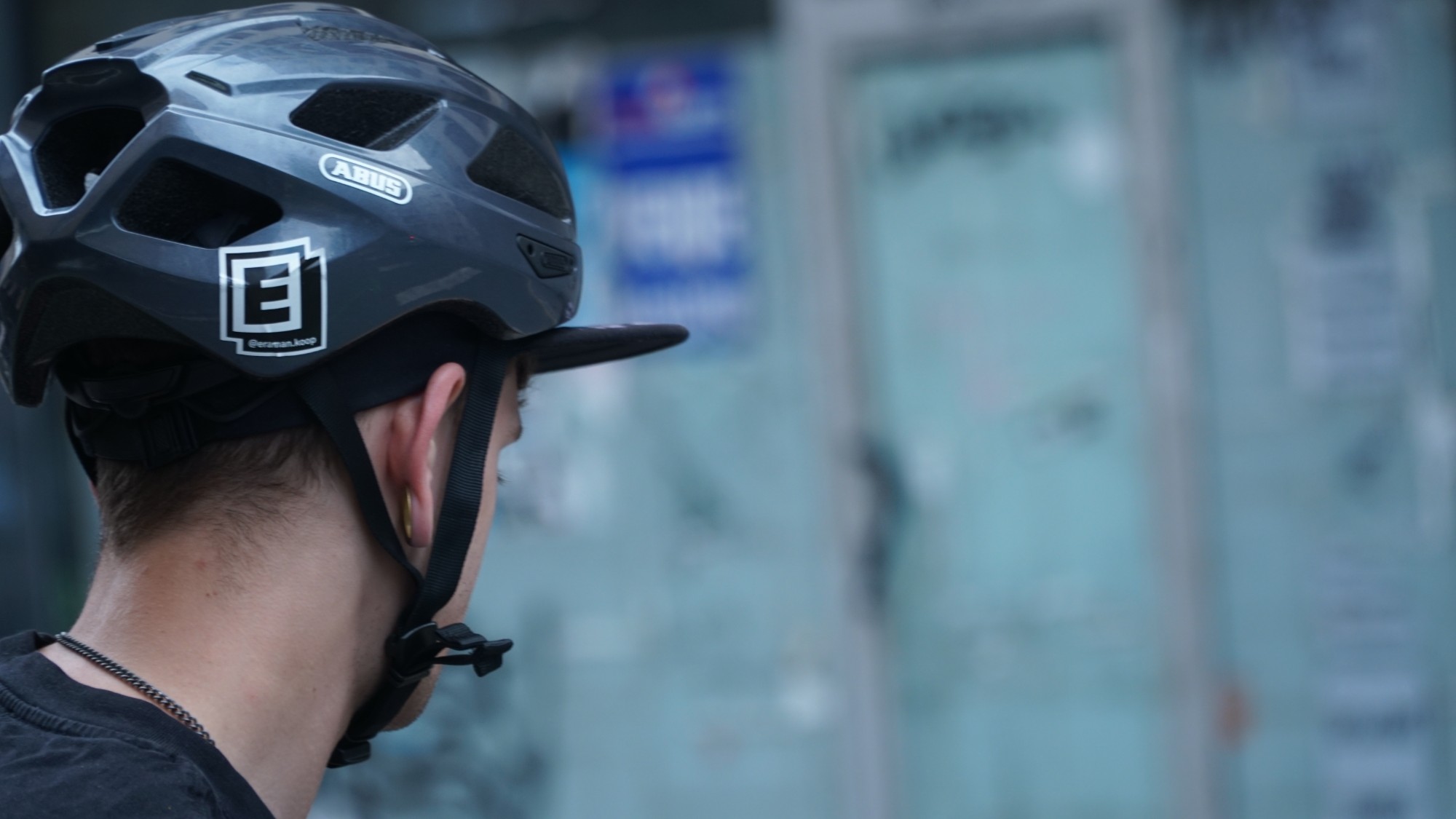 Casco con la pegatina de Eraman