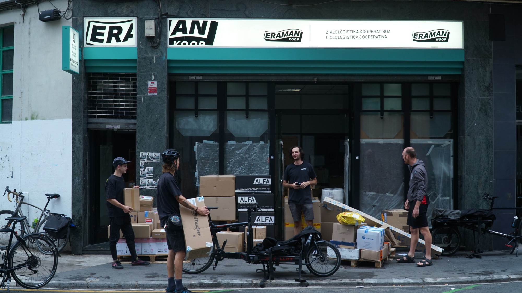 El equipo descarga cajas delante del local de Eraman